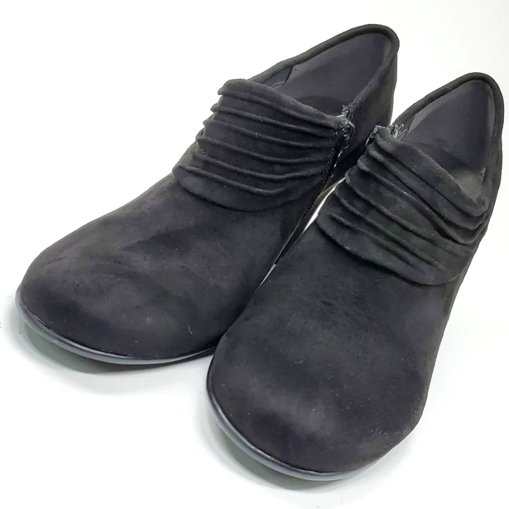 Aerosoles Heelrest Starring Role Black Faux Suede Ankle Booties EUC